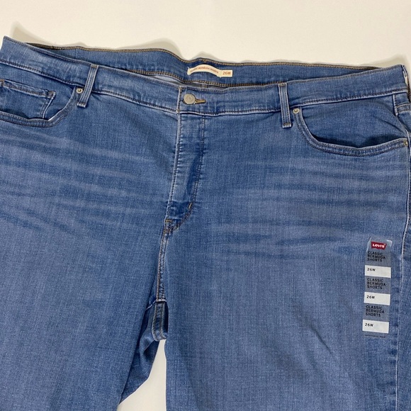 ✨NWOT✨Levi’s | Medium-Wash Denim Cuffed Classic Bermuda Jean Shorts Sz 26W-Wide - Picture 4 of 16